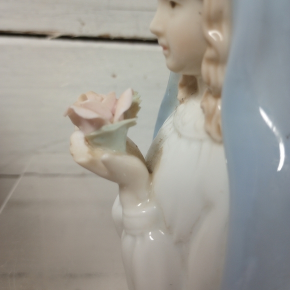 Vintage Porcelain Virgin Mary Ceramic Figurine With Flower Embellishment - Picture 5 of 9